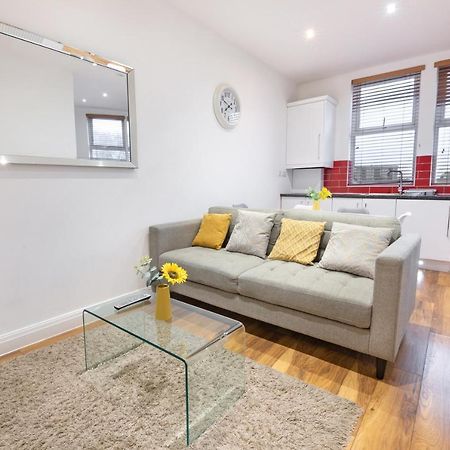 Modern Apartment Close To City Centre With Parking Лидс Экстерьер фото