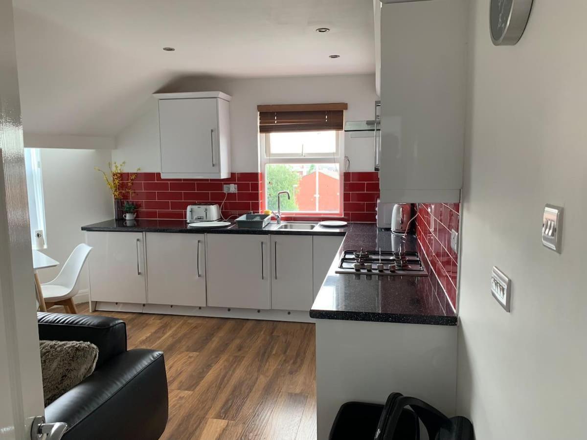 Modern Apartment Close To City Centre With Parking Лидс Экстерьер фото