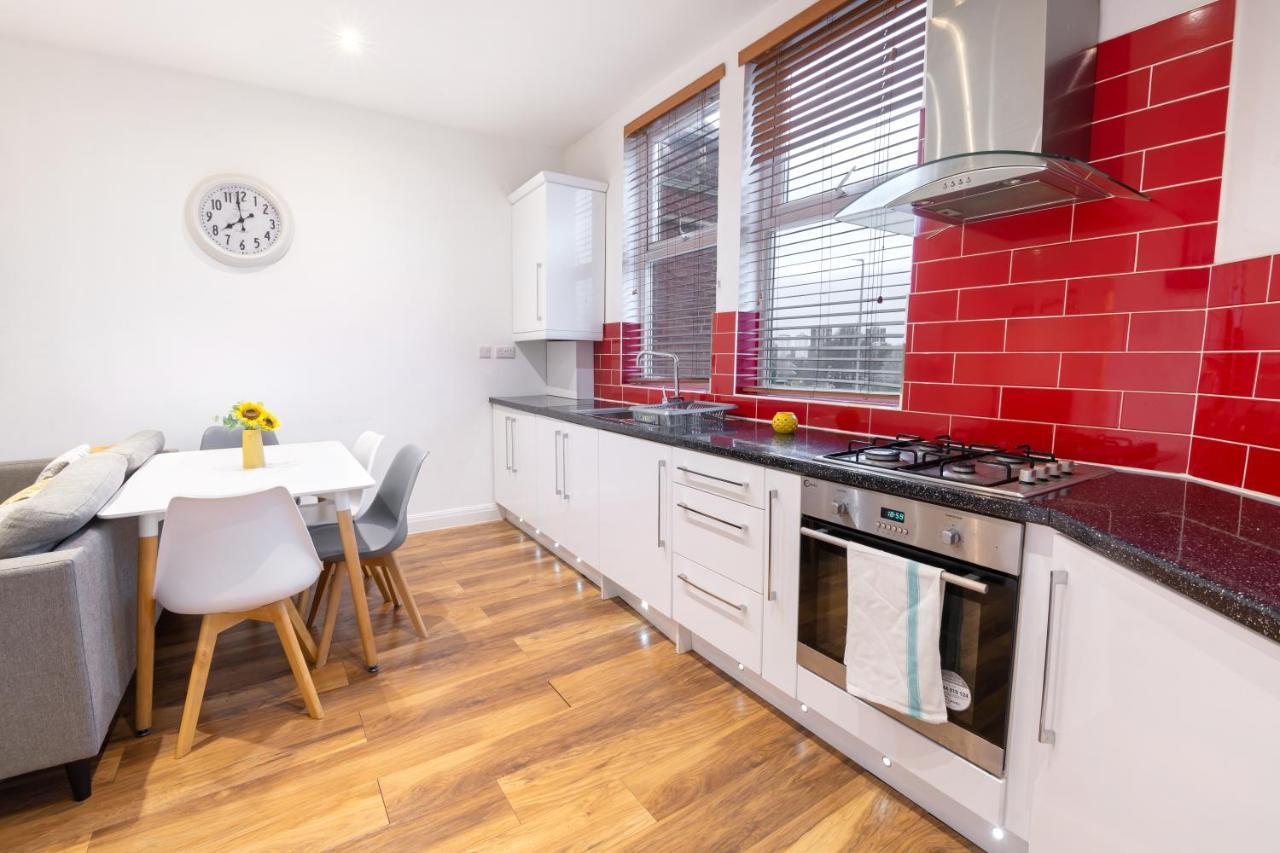 Modern Apartment Close To City Centre With Parking Лидс Экстерьер фото