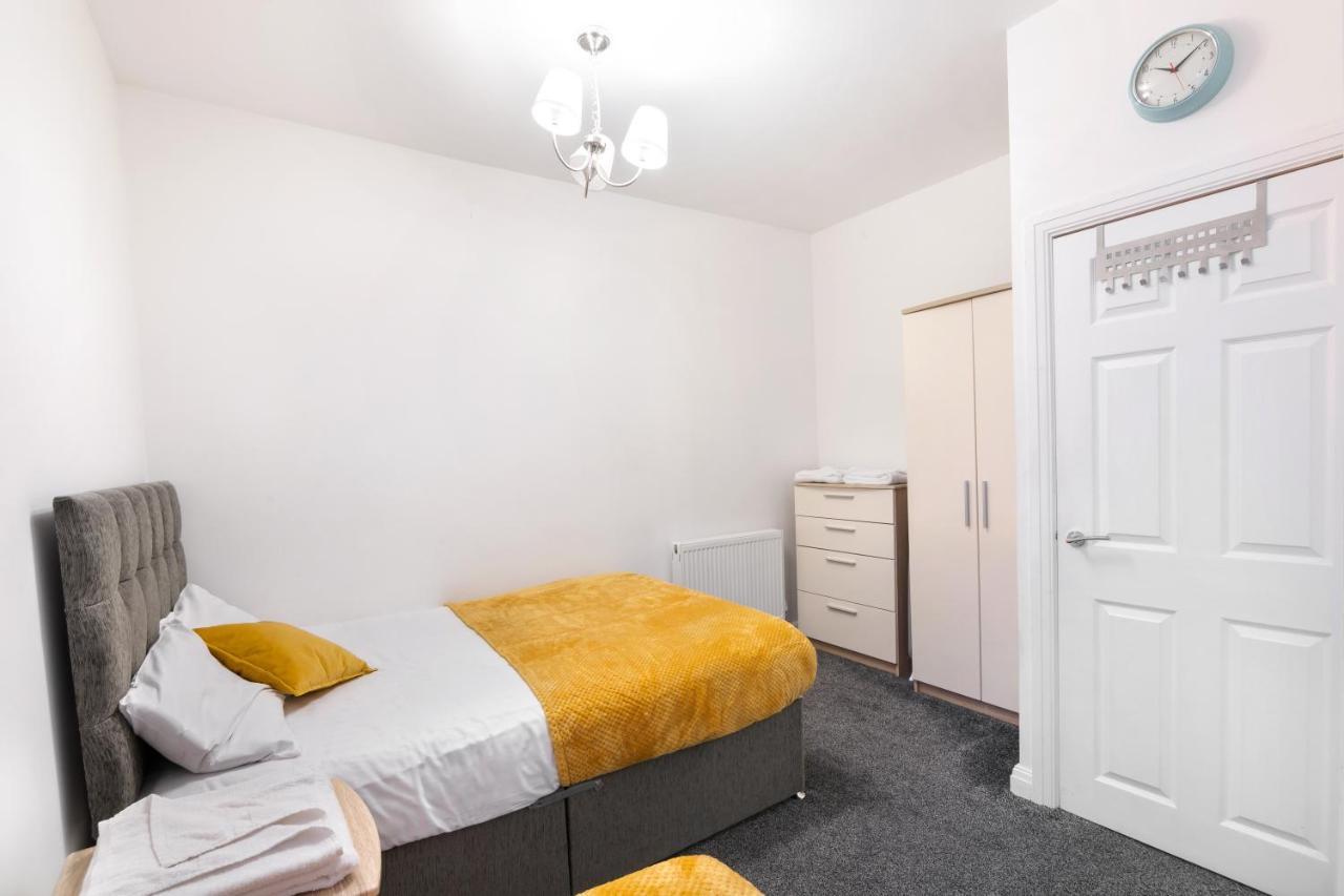 Modern Apartment Close To City Centre With Parking Лидс Экстерьер фото