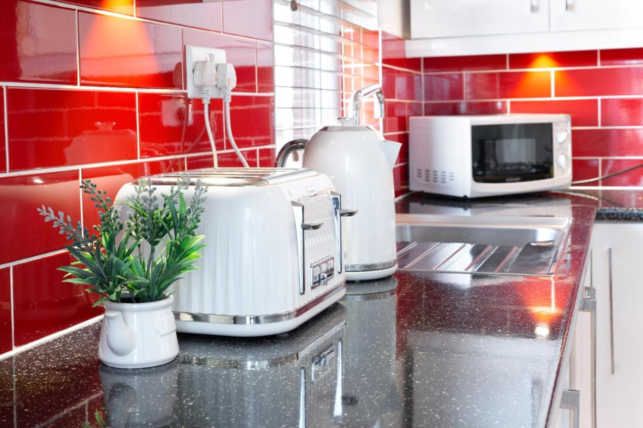 Modern Apartment Close To City Centre With Parking Лидс Экстерьер фото