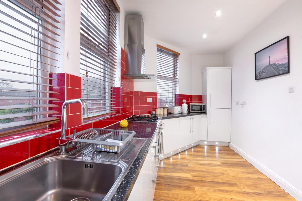 Modern Apartment Close To City Centre With Parking Лидс Экстерьер фото